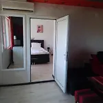 דירה Red House